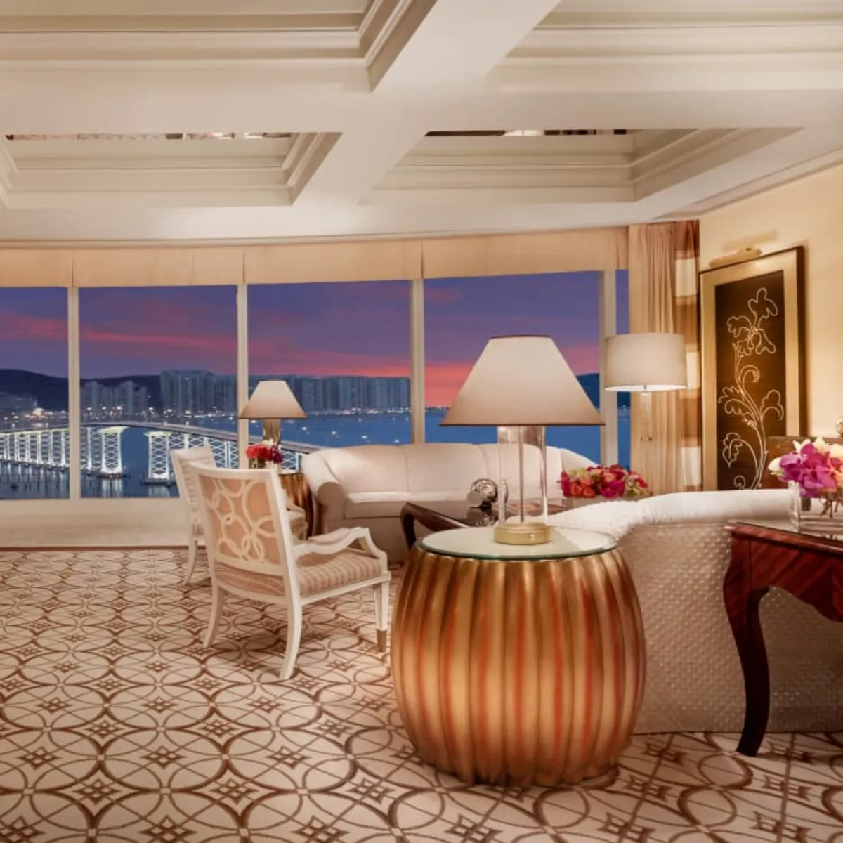 永利皇宫豪华套房典雅内饰和海景阳台